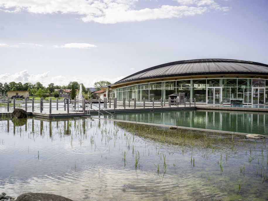 Schwimmteich mit Innen- und Außenpool