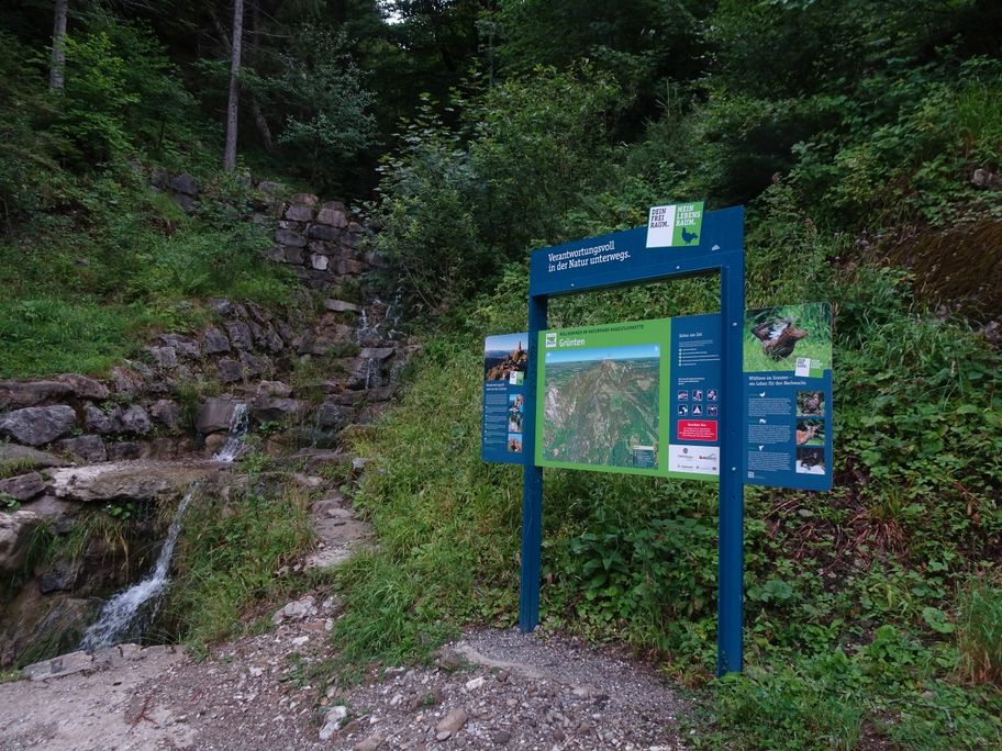 Besucherinformationstafel im Zustieg
