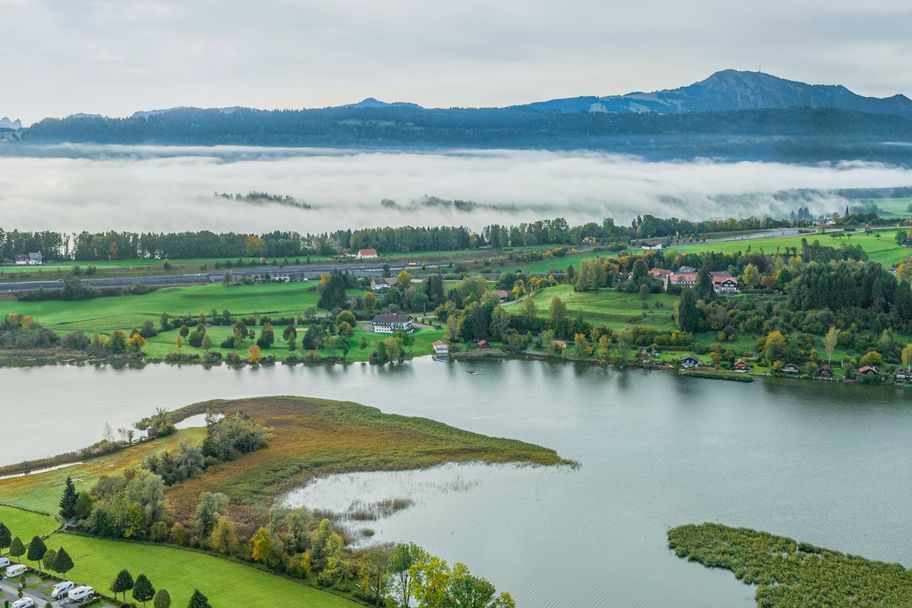 Niedersonthofener See; Blick auf den Landgasthof Seehof und die angeschlossene Badestelle