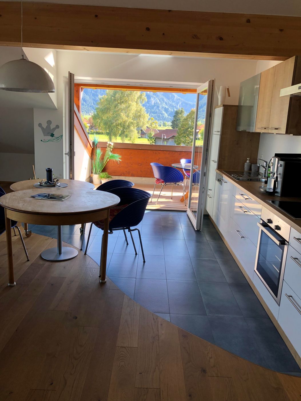 Essplatz innen oder auf dem Balkon mit Bergblick