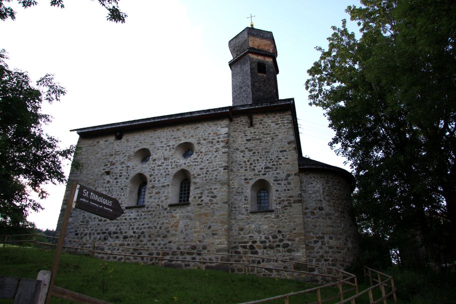 St. Nikolaus in Emmereis ist eine der ältesten Kirchen im Allgäu.