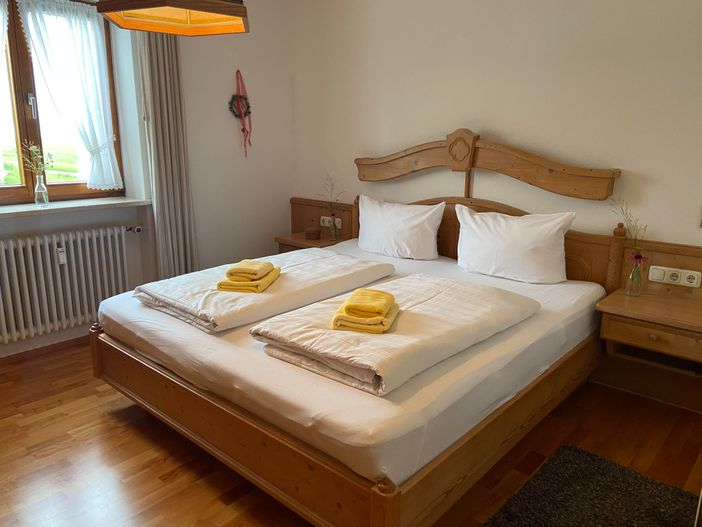 Schlafzimmer mit Doppelbett