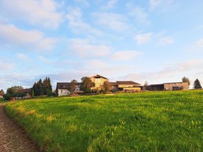 Blick auf unseren Hof vom Fuße des Hügels.