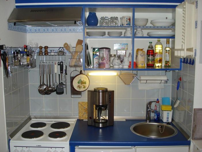 Küchenzeile mit Herd, Backofen, Kaffeemaschine und Toaster