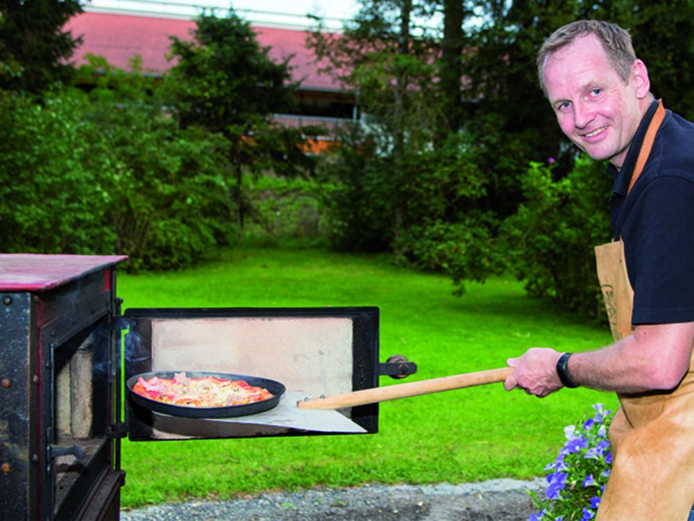 Pizzabäcker Peter am hauseigenen Pizzaofen