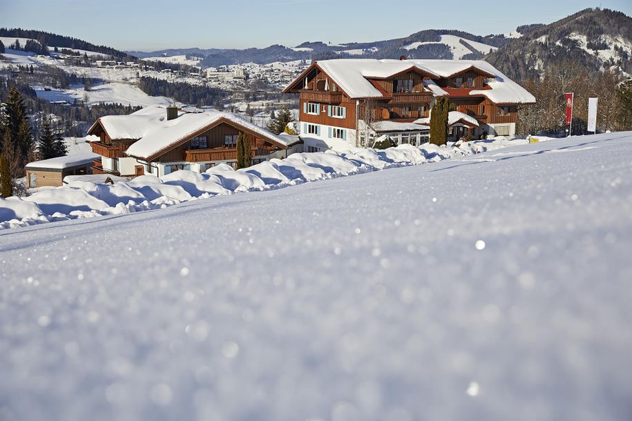 Hausansicht mit Schnee im Vordergrund