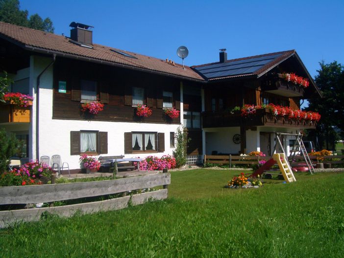 Garten mit Schaukel, Rutschbahn u. Sandkasten