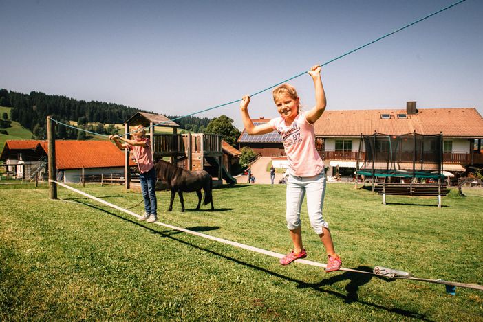 Großer Spielplatz hinterm Haus