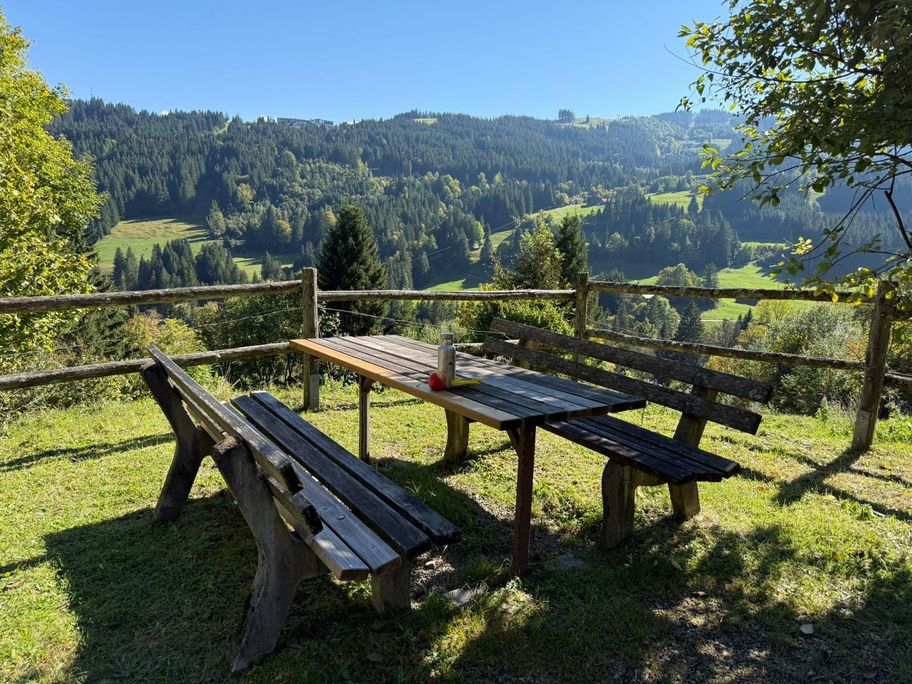 Einladender Pausenplatz entlang am Wegesrand