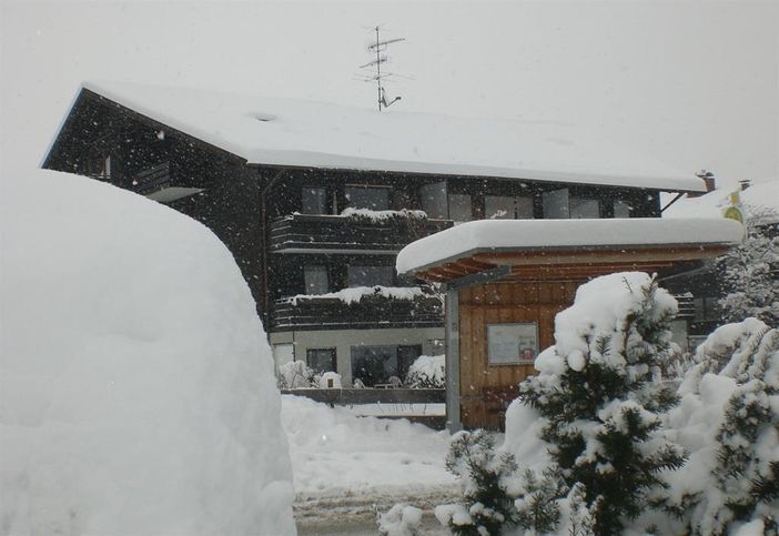 Bushaltestelle vorm Haus