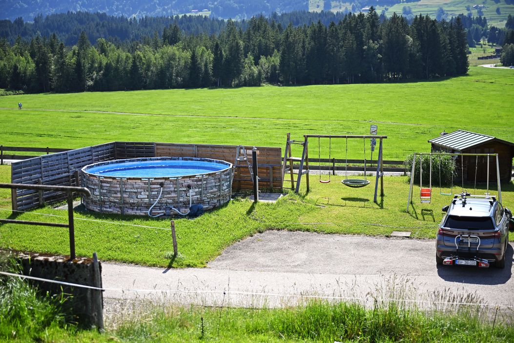 Großer Garten mit Pool