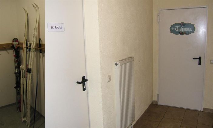 Skiraum und Durchgang zur Tiefgarage