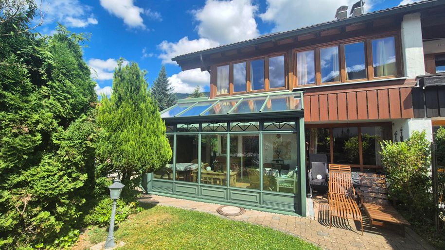 Hausansicht mit Wintergarten und Terrasse