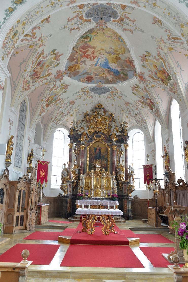 Schöner Kircheninnenraum entlang der Schlossparkradrunde