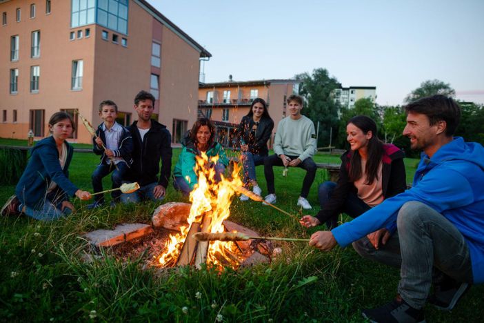 lagerfeuer-hotelansicht-jufa-kempten-1440x960