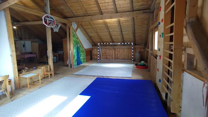 Tobetenne mit Kletterwand und Fußballtor