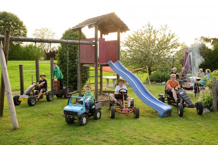 Jede Menge Kinderfahrzeuge und viel Platz zum spielen