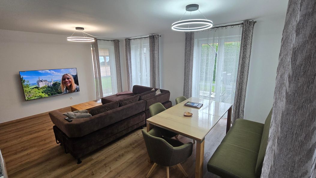 Wohnlounge mit topmodernen 65"-Smart-TVs, XL-Couch