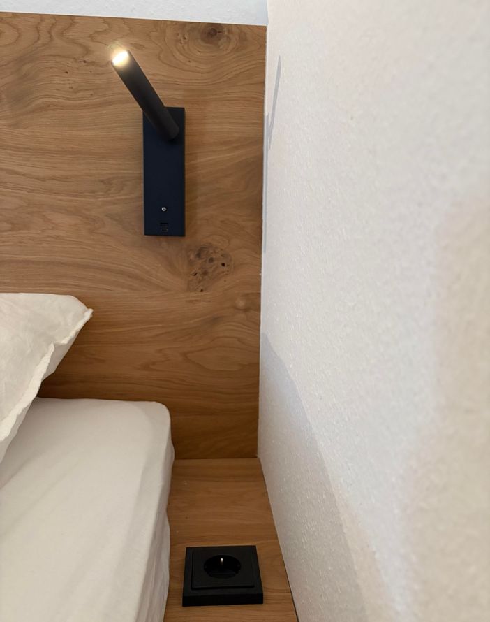 Steckdose und Beleuchtung am Bett (beidseiteig)