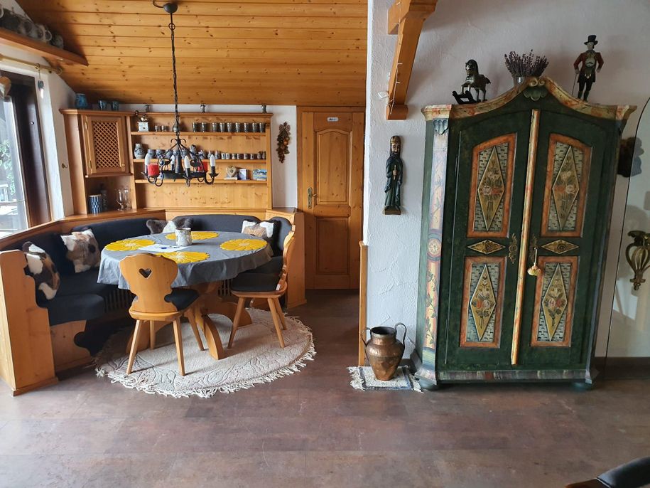 gemütliche Zirbenessecke im Wohnzimmer