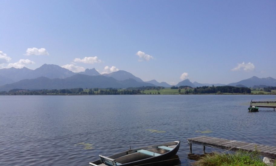 Hopfensee mit Allgäuer Alpen im Hintergrund