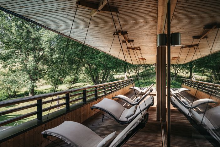 naturhotel_chesa_spa_schwebeliegen_sommer_garten