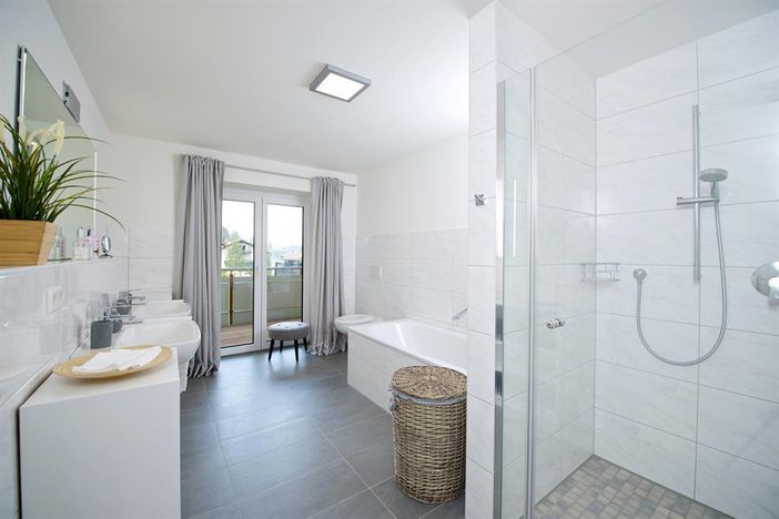 Badezimmer mit Badewanne und Dusche