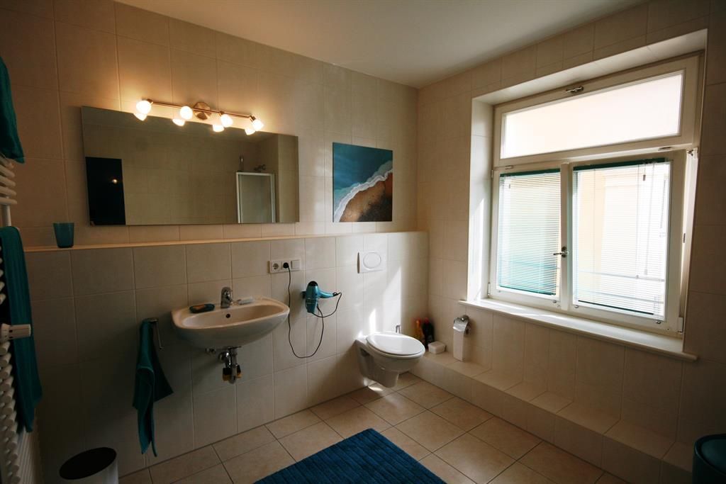 Badezimmer mit Fenster