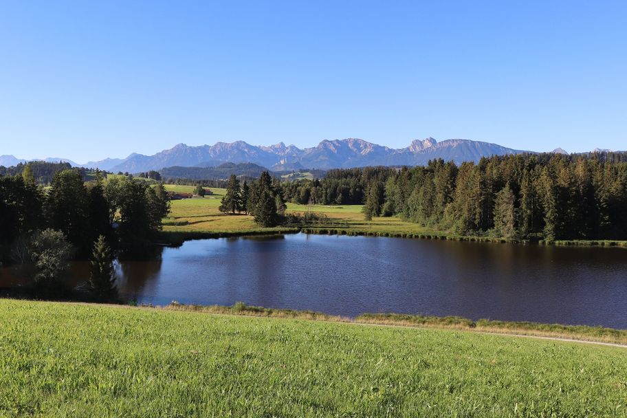 Luimooser Weiher mit Bergblick
