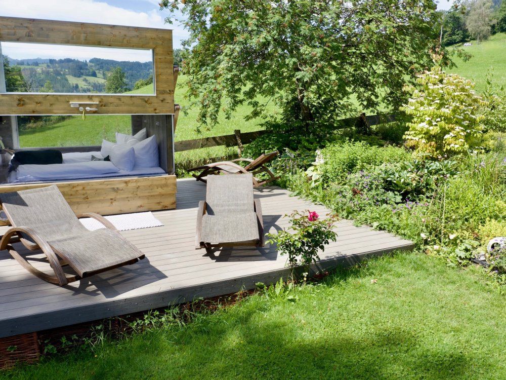 Outdoor-Schlafbox im Naturgarten des Ferienhauses im Allgäu