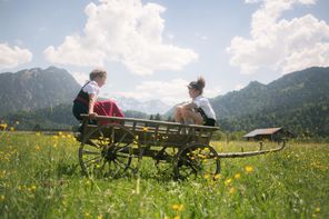 Kinder im Leiterwagen