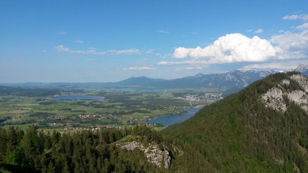 Blick vom Falkenstein Richtung Hopfensee, Forggensee und Weißensee
