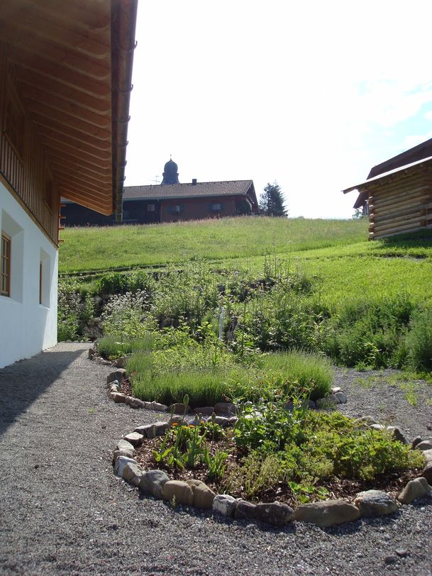 Kräutergarten an der Gästeinformation Ofterschwang