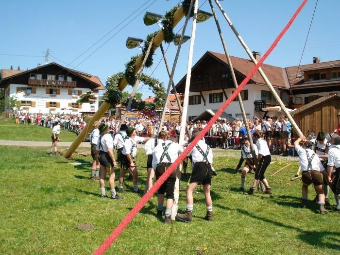 Maibaumaustellung in Hüttenberg - ein Fest!