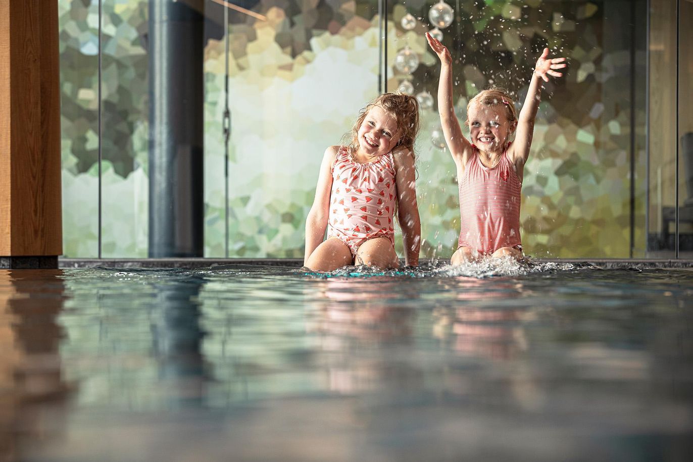 Kinderhotel-Allgaeuer-Berghof-Family-Spa-Schwimmbe