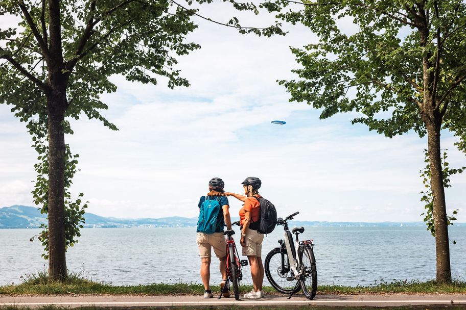 Giebelbach Aussichtspunkt mit Zeppelin im Hintergrund