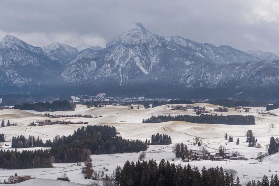 Impossanter Blick ins gezuckerte Ostallgäuer Voralpenland und den Säuling.