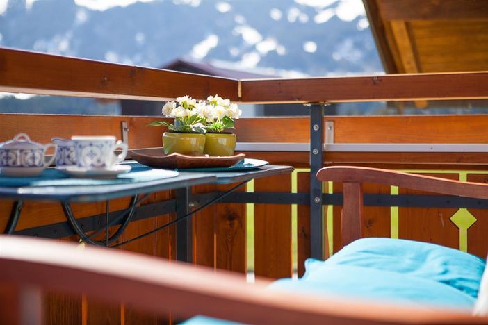 Genuss beim Sonnenbaden auf dem Balkon