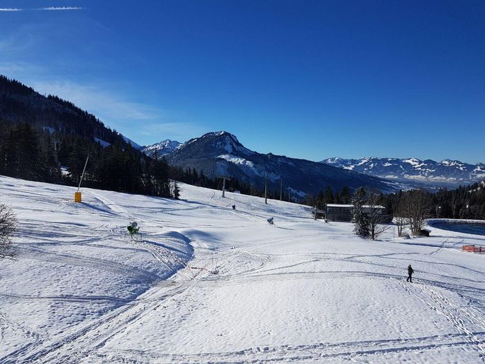 Skipiste vor dem Haus