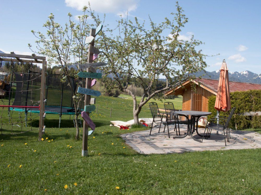 Terasse mit Spielplatz