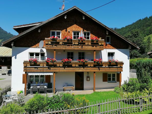 Hausansicht im Sommer