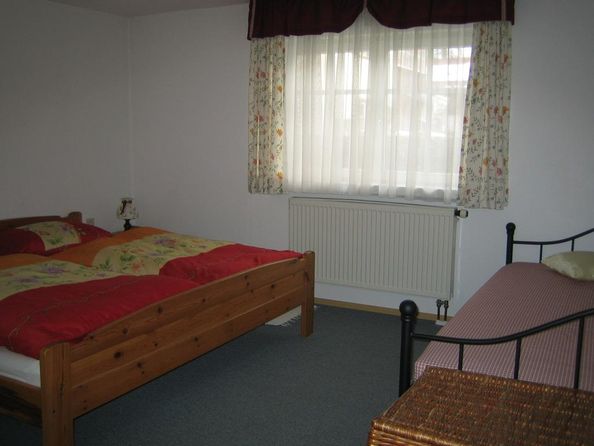 großes Schlafzimmer (Doppelbett u. Einzelbett)