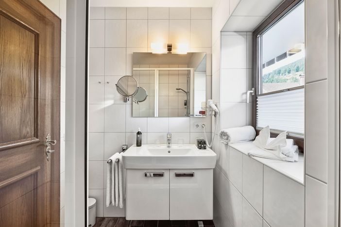 bad-junior-suite-07-koenigshof-health-and-view