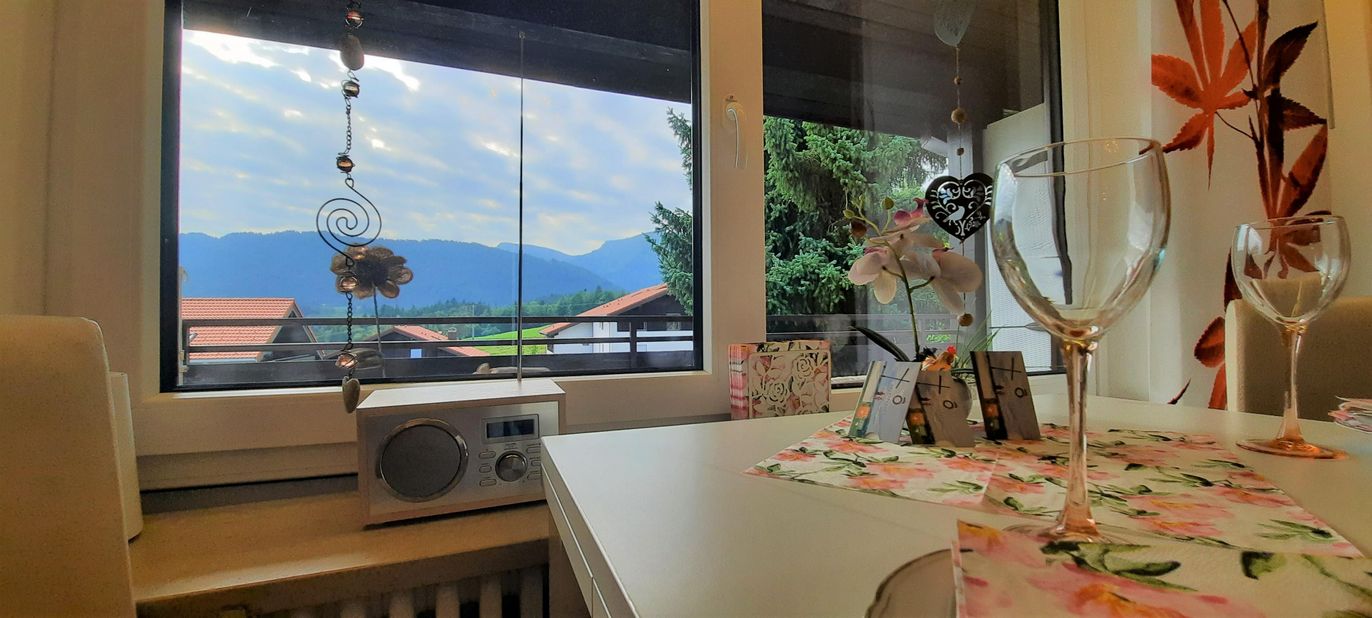 Essbereich mit Ausblick auf das Hochgrad