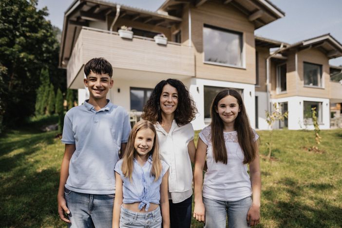 Gastgeberfamilie vor dem Westhaus