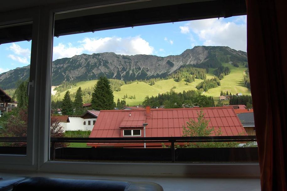 Blick in die Berge - vom Wohnzimmer im Sommer