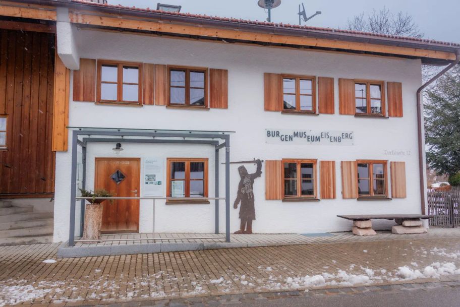 Im Ortsteil Zell kann das Burgenmuseum besucht werden.