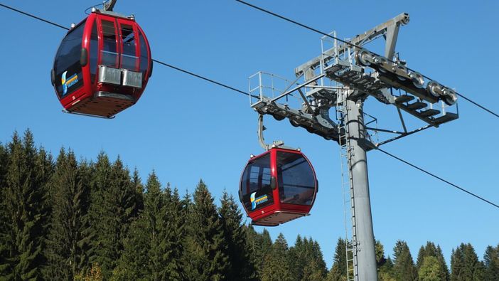 Moderne Kabinenbahn im Sommer