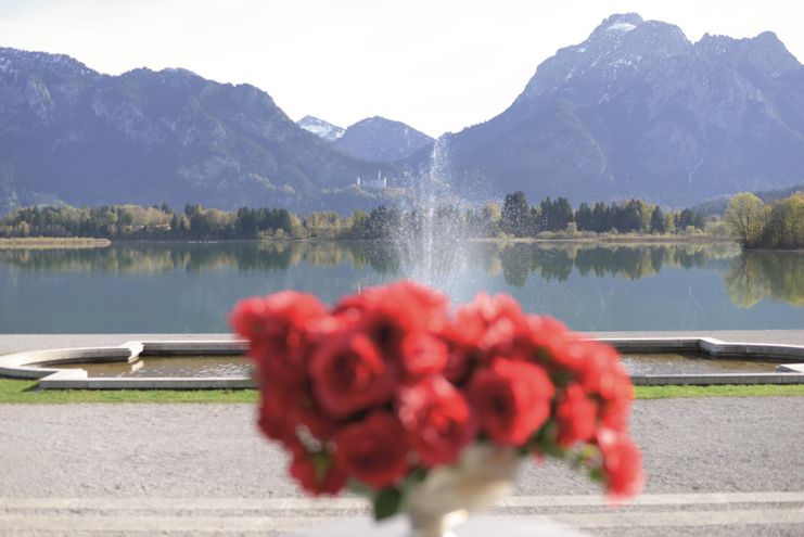 Blick vom Festspielhaus Füssen über den Forggensee auf Schloss Neuschwanstein