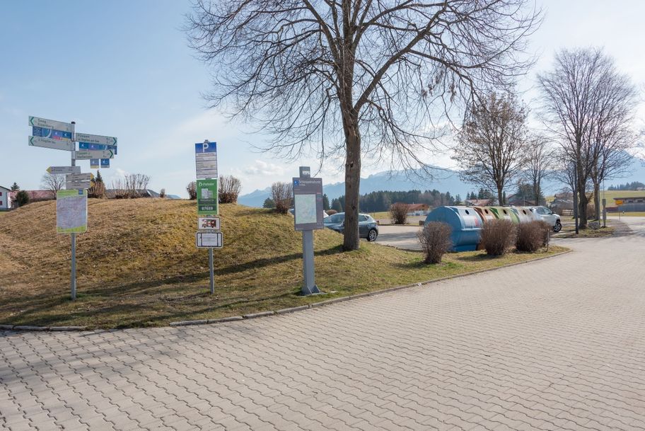Start am Parkplatz Auenhalle am südlichen Ortsrand von Hopferau.